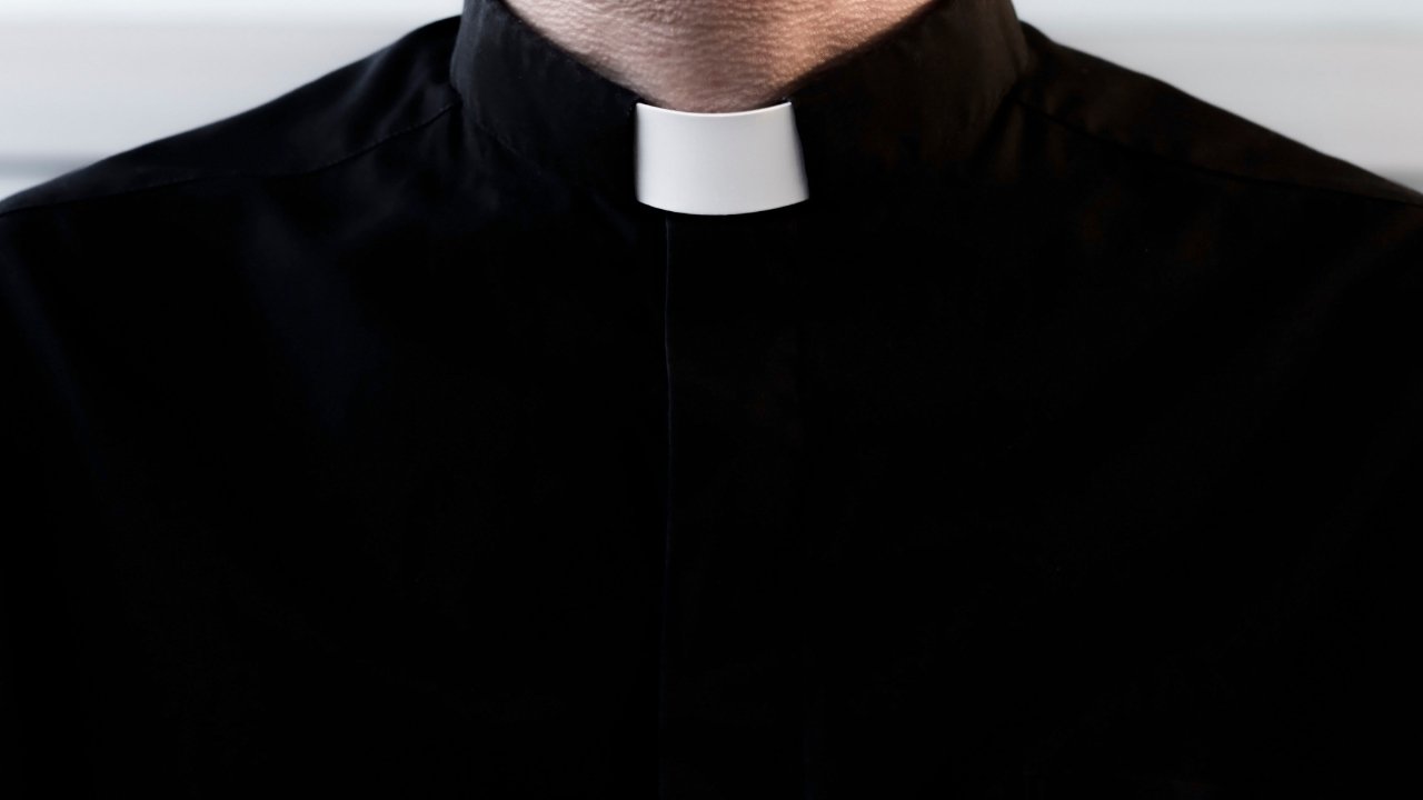 Urzędnicy aż przetarli oczy ze zdumienia! Zakonnik zażywał kąpieli słonecznej w stroju adamowym [szczegóły]