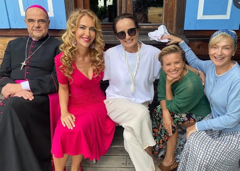 marta chodorowska na planie rancza z innymi aktorami z obsady