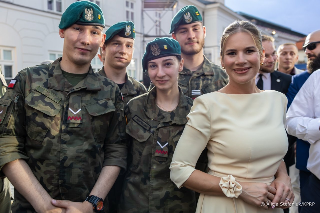marta nawrocka wśród żołnierzy
