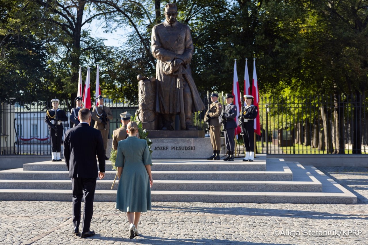 marta i karol nawroccy przed pomnikiem