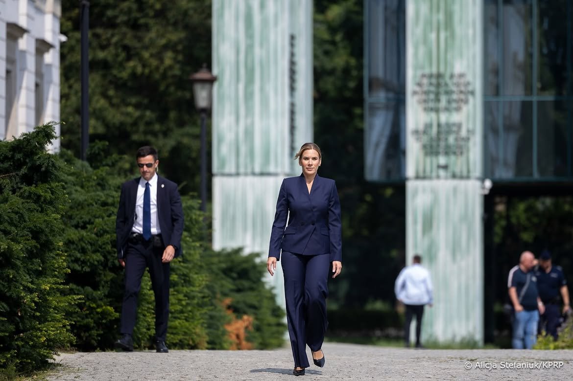 marta nawrocka w granatowym garniturze