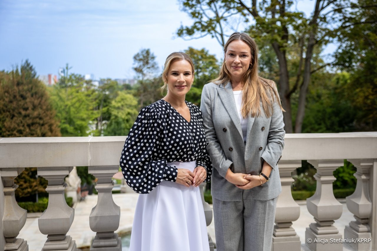 marta nawrocka w koszuli w kropki i białej spódnicy