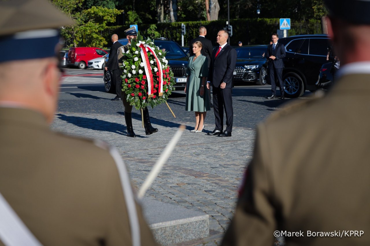 marta i karol nawroccy obok wieńca kwiatów
