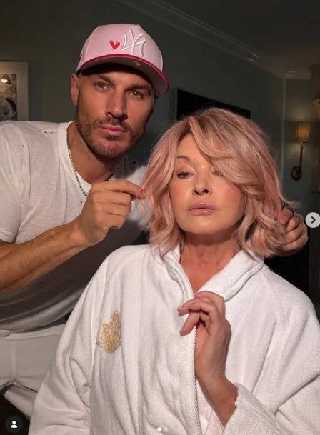 martha stewart z różowymi włosami