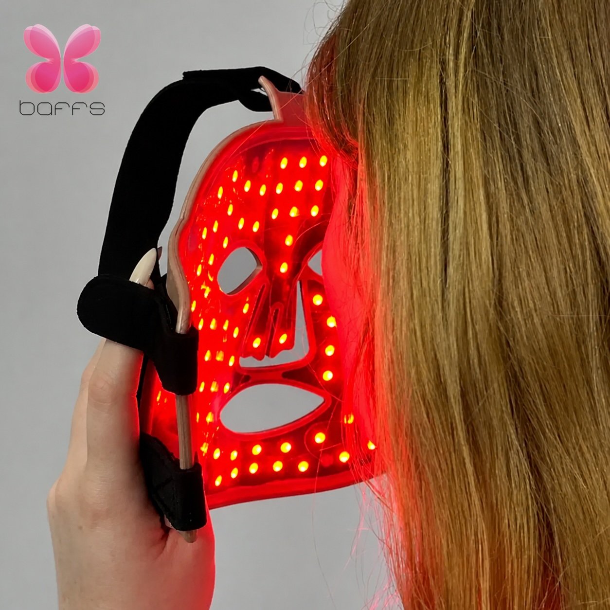 kobieta z maską led baffs