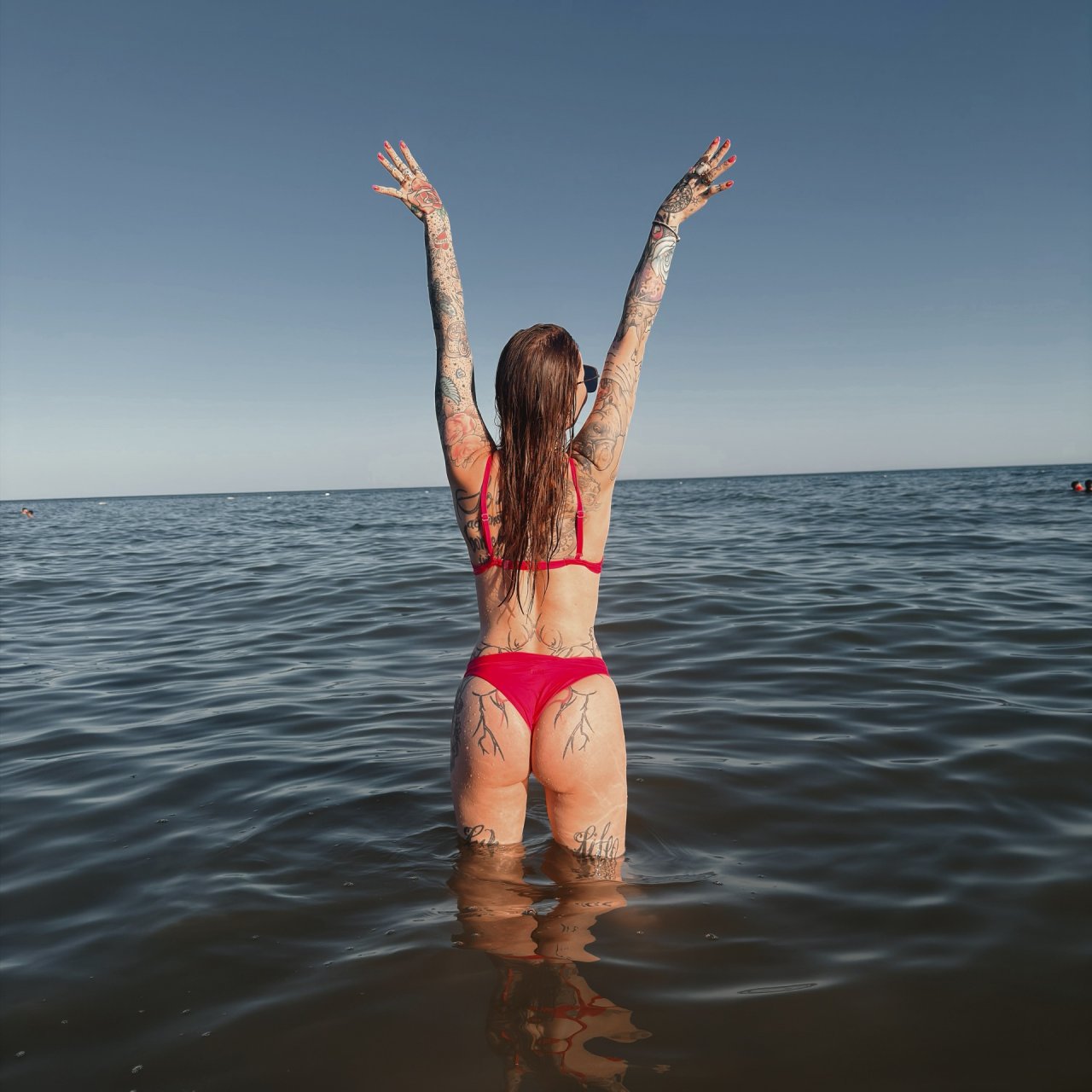 monika miller w bikini pozuje odrócona tyłem