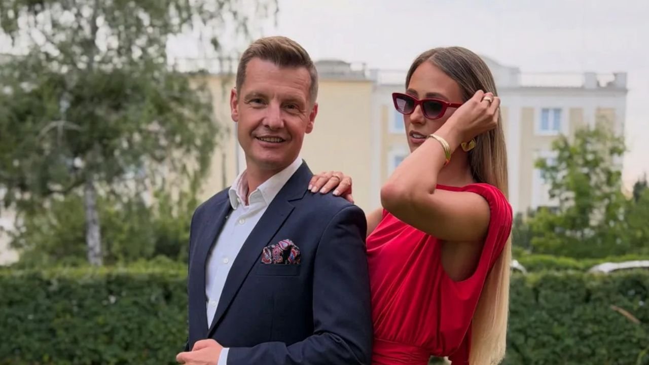 Rafał Mroczek z żoną na weselu Brzozowskiego. Magdalena przyćmiła pannę młodą? Fani patrzą tylko na jedno [zdjęcia]
