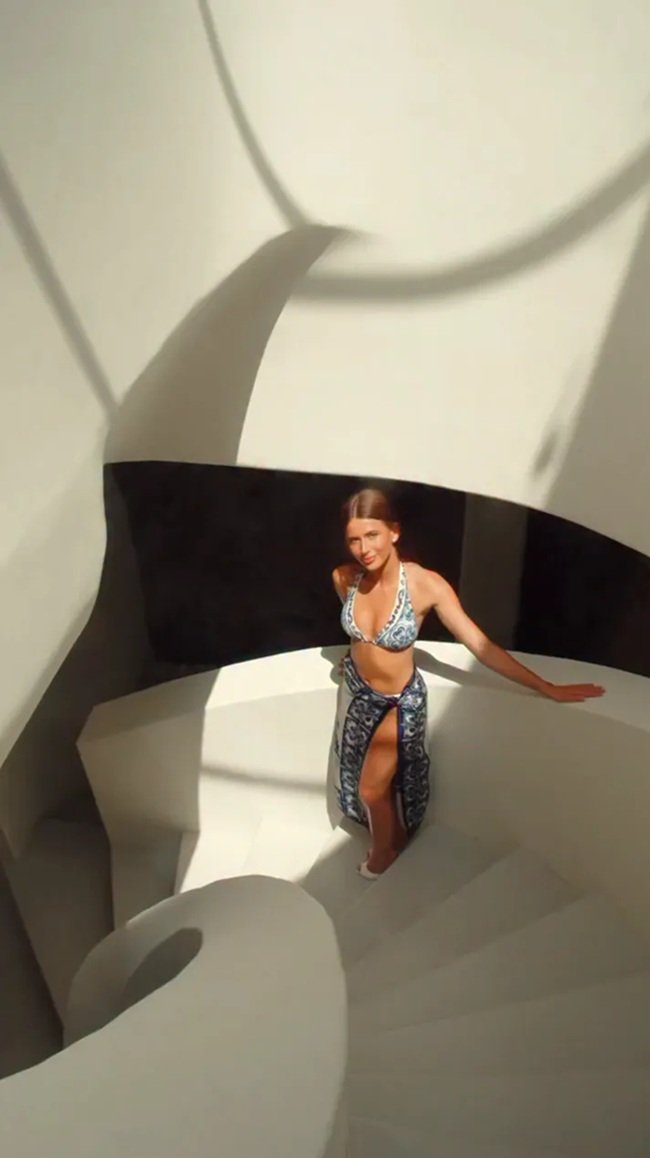 roksana węgiel w bikini na schodach