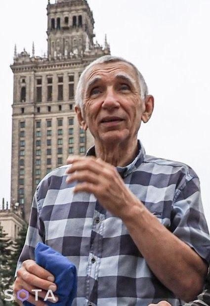 Siergiej Własenko na tle pałącu kultury i nauki w warszawie