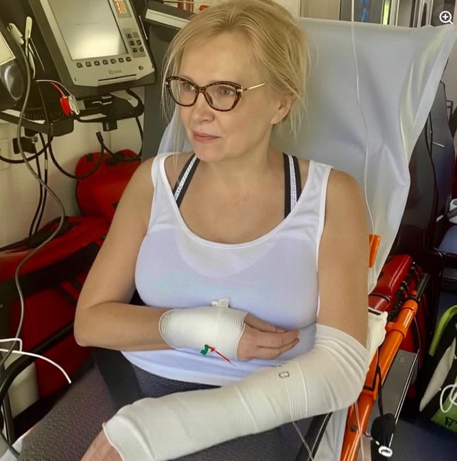 sylwia wysocka w białej bluzce, ma rękę w gipsie
