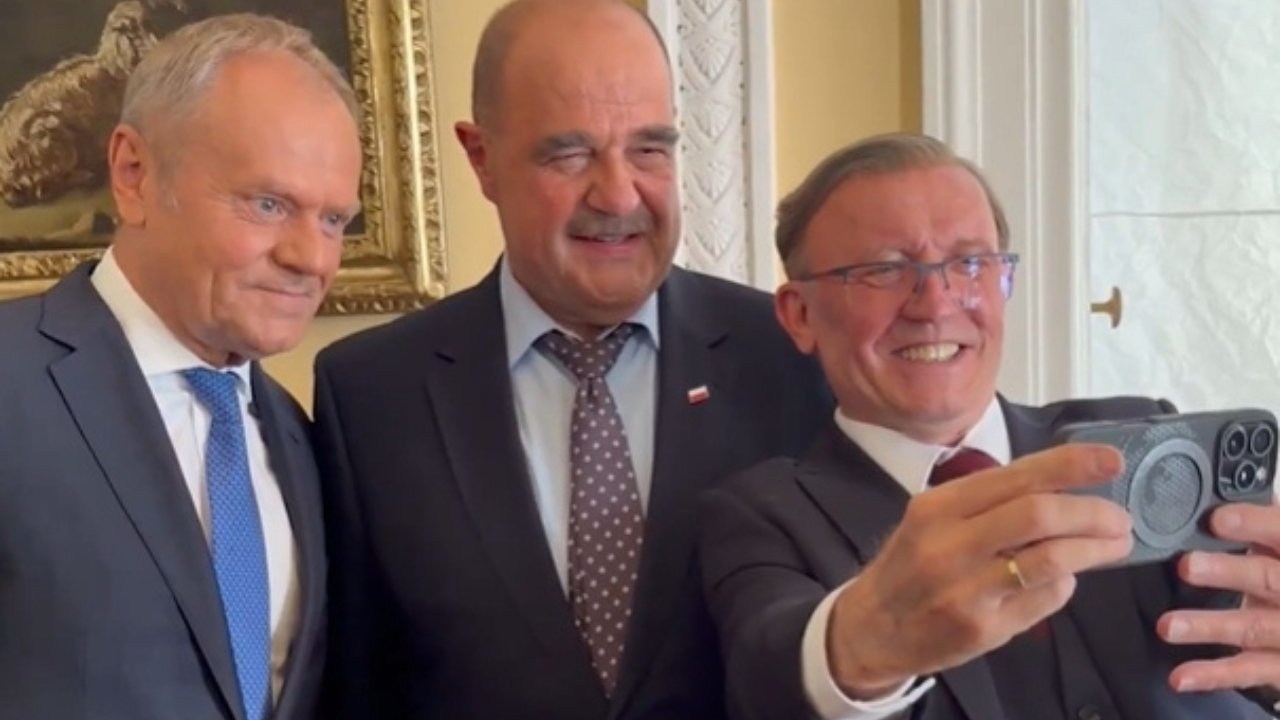 Donald Tusk złożył wizytę serialowemu Czerepachowi! W sieci wrze, reżyser musiał wydać oświadczenie