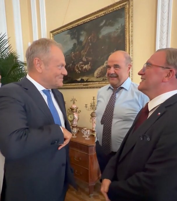 Donald tusk na planie rancza z cezarym żakiem i arturem barcisiem