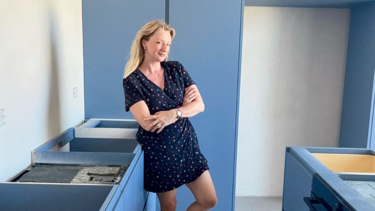 Mieszkania gwiazd: Ula Chincz pokazała kuchnię w swoim włoskim domu. Jeden szczegół za oknem odbiera mowę [zdjęcia]