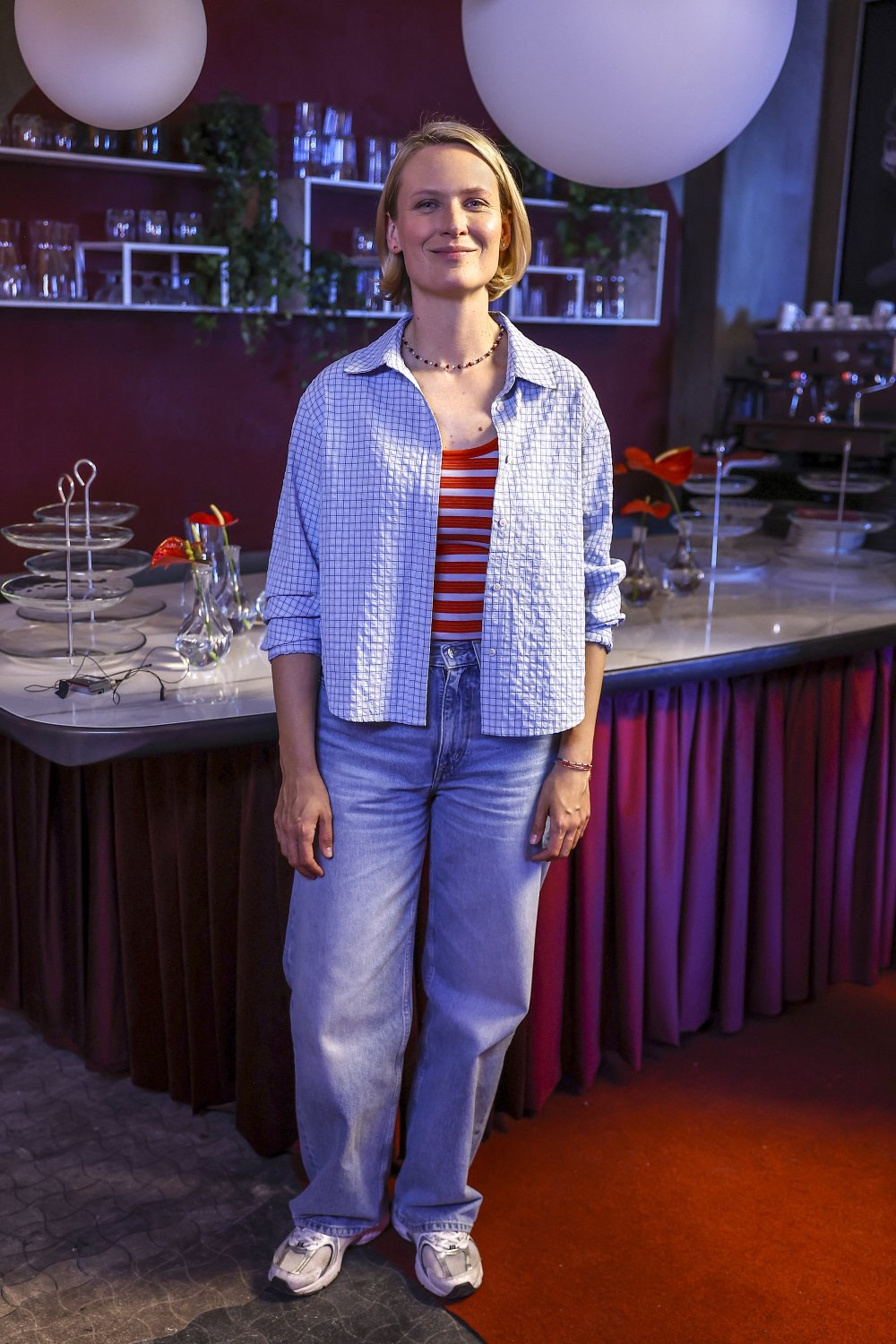 Agnieszka żulewska w jeansowej katanie