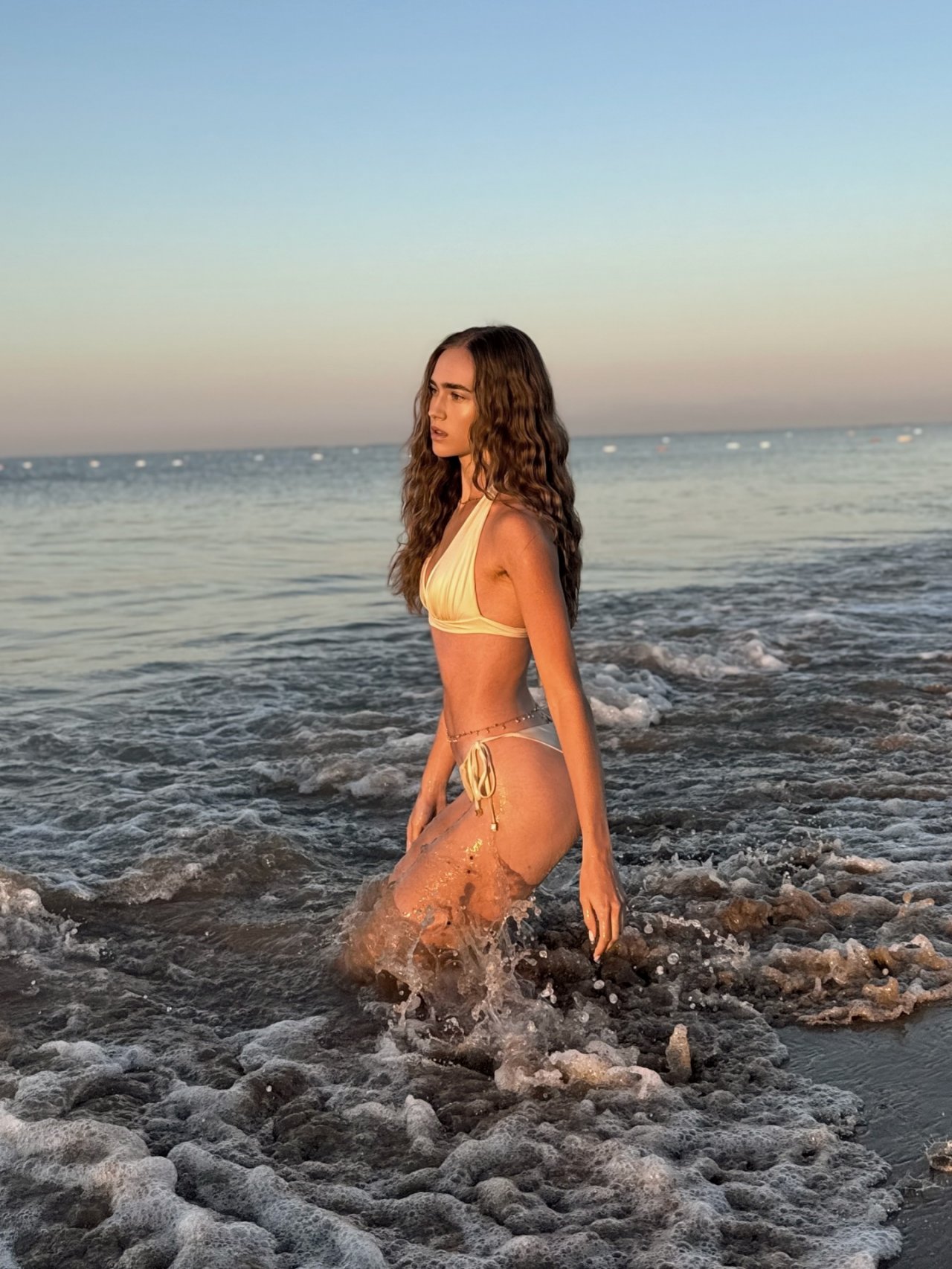 anastazja kuś brodzi w morzu w bikini