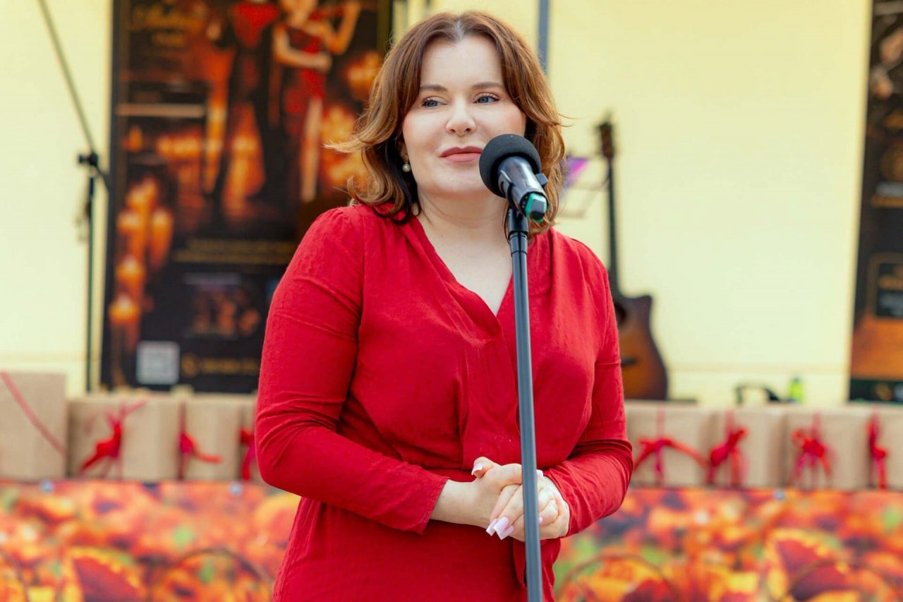 posłąnka pis anna krupka przed mikrofonem w czerwonej sukience