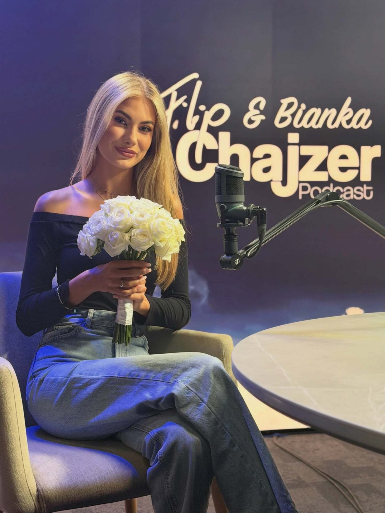 bianka chajzer z bukietem kwiatów