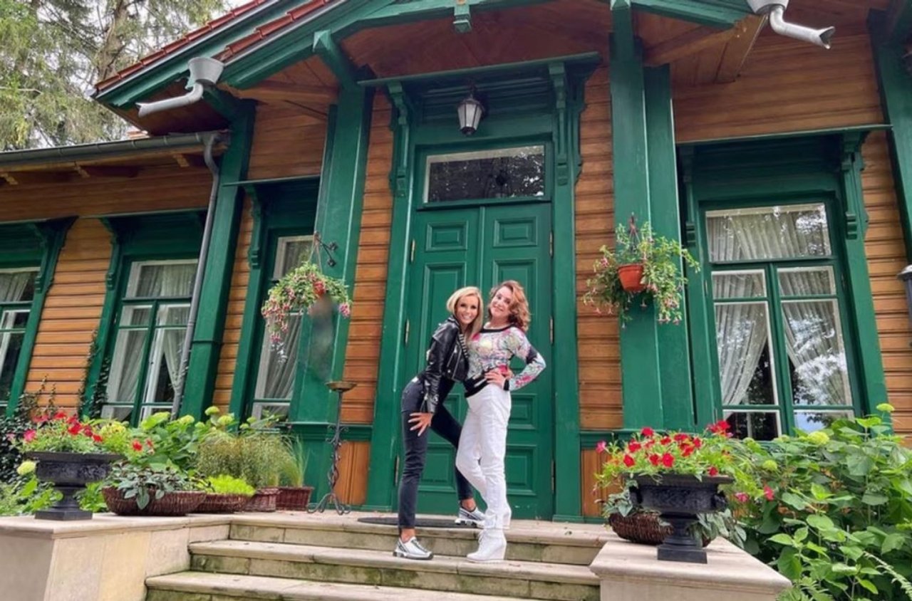 danuta martyniuk na tle domu z zielonymi drzwiami
