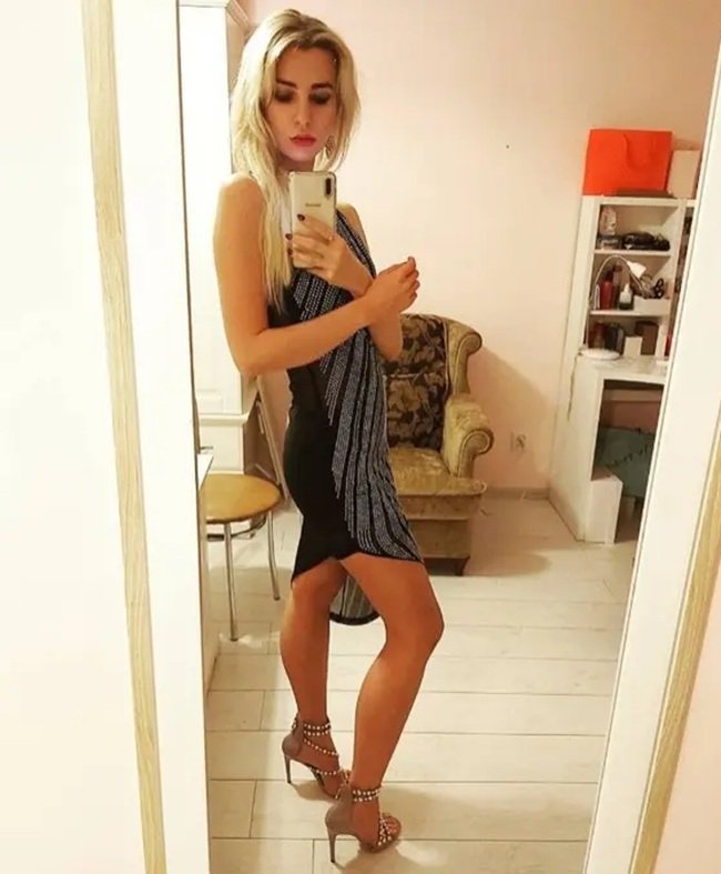 faustyna martyniuk robi selfie w lustrze