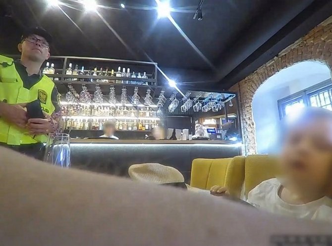 dziecko śpi w fotelu w restauracji