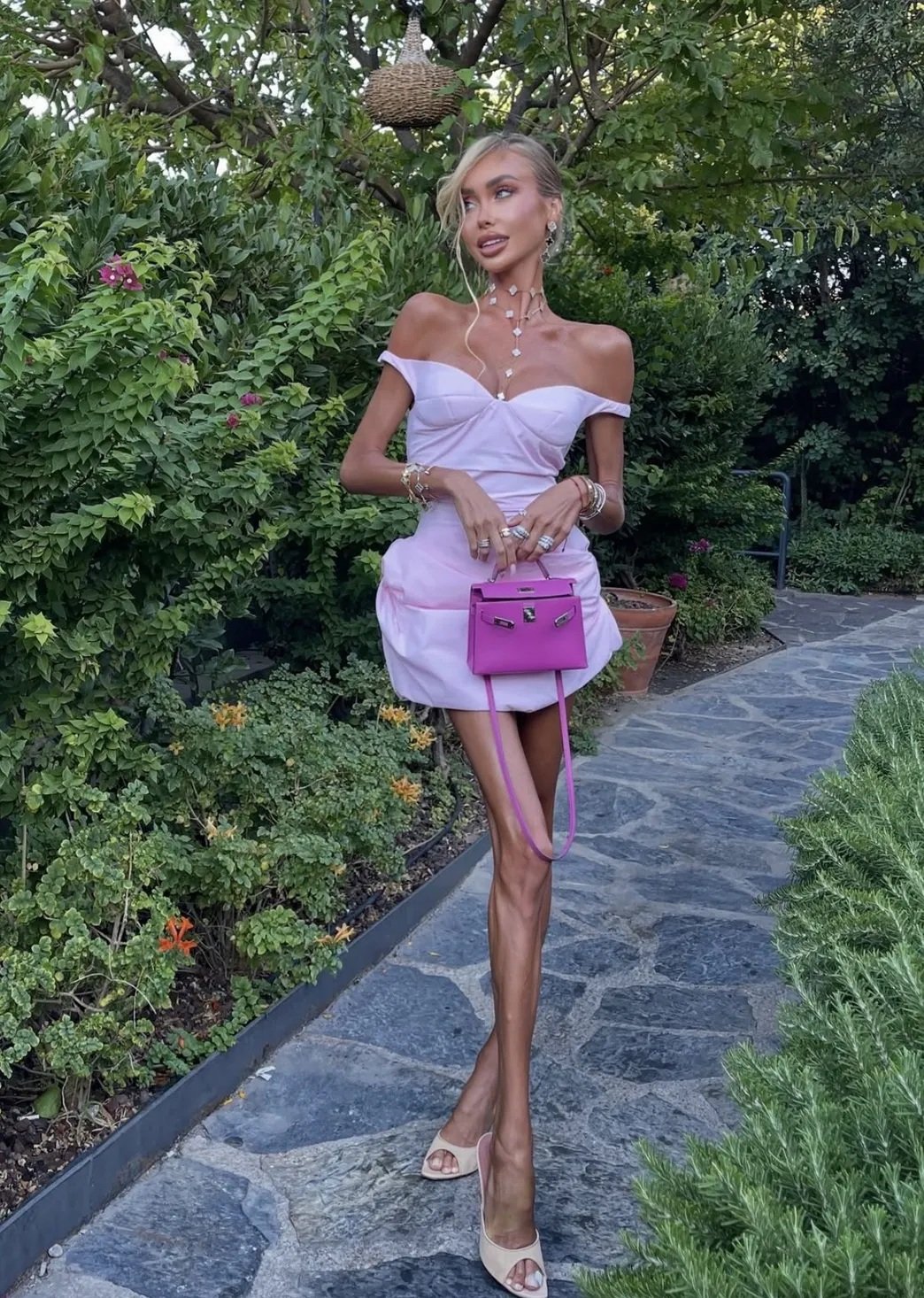 julia dybowska w różowej mini