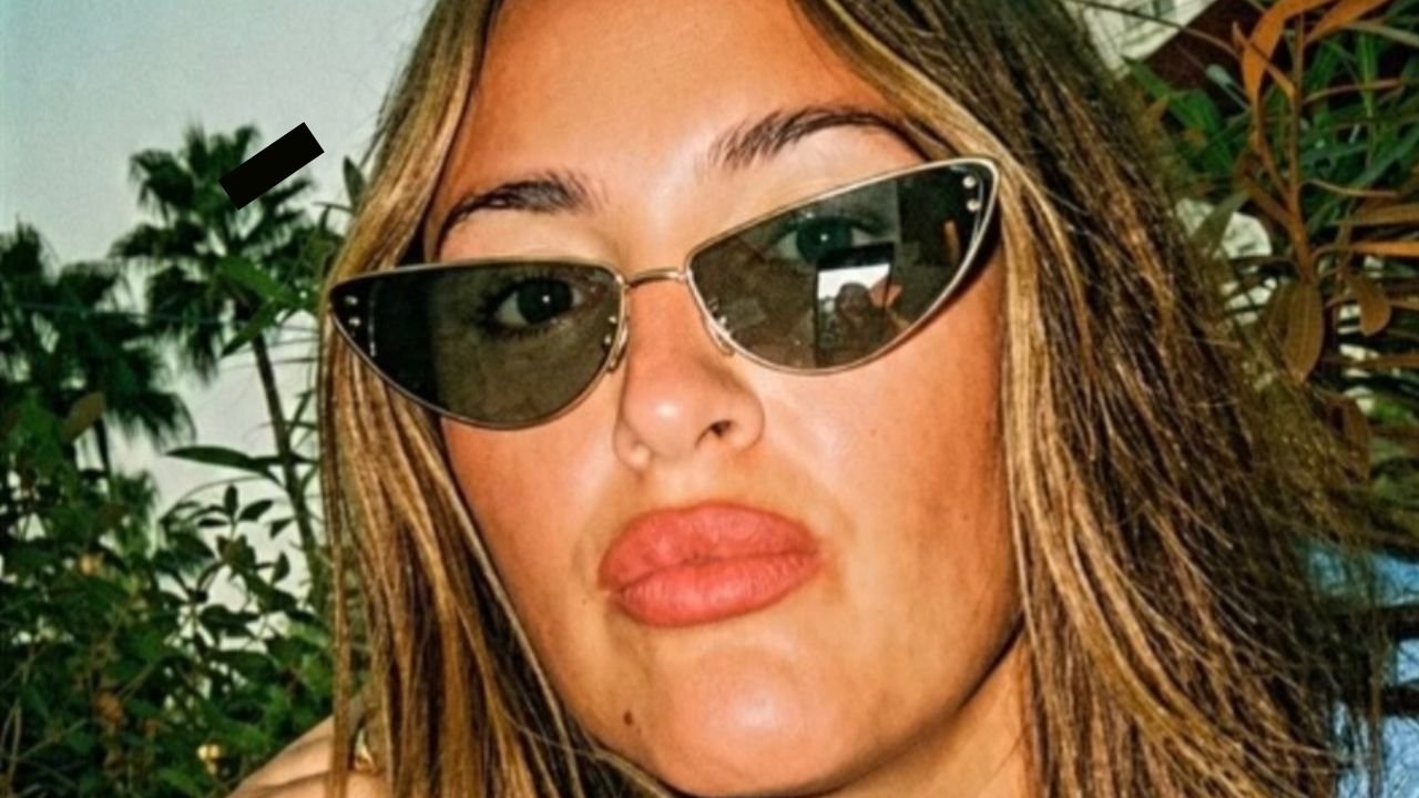 Szczęka opada! Karolina Szostak rozgogolona na plaży w Cannes, fani patrzą tylko na ten jeden szczegół