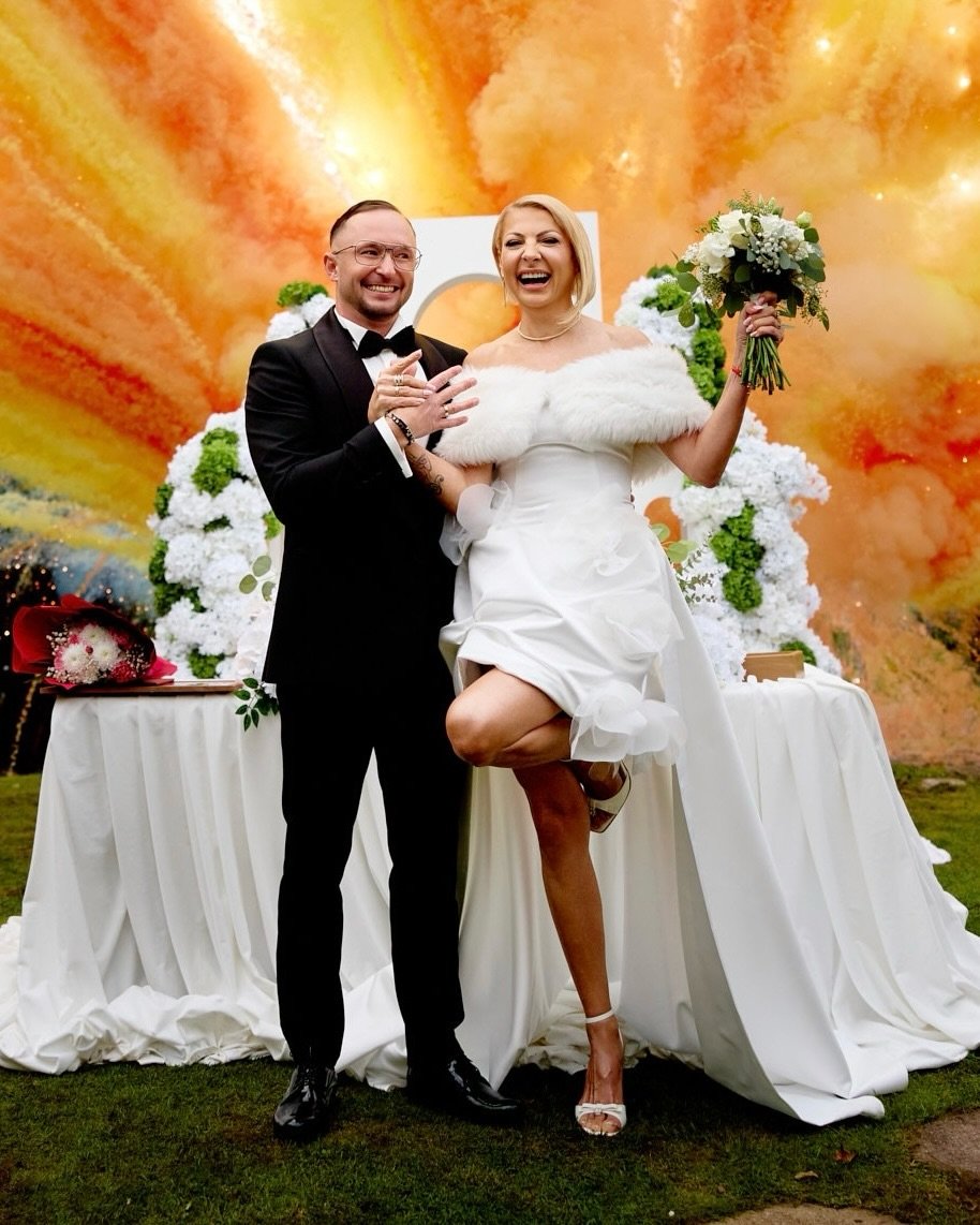 magda narożna z mężem w strojach ślubnych