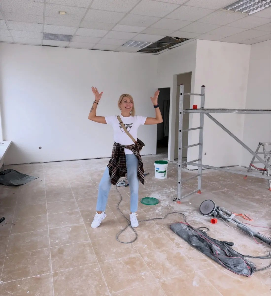 magda narożna w pustym pomieszczeniu w remoncie