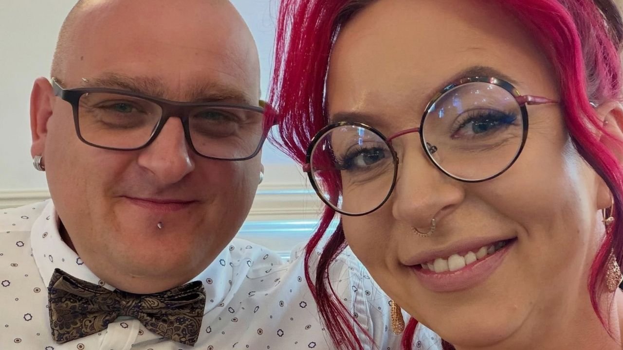 "Mama na obrotach" wrzuciła rozkoszne kadry sprzed lat. Archiwalne zdjęcia z mężem zszokowały jej fanów