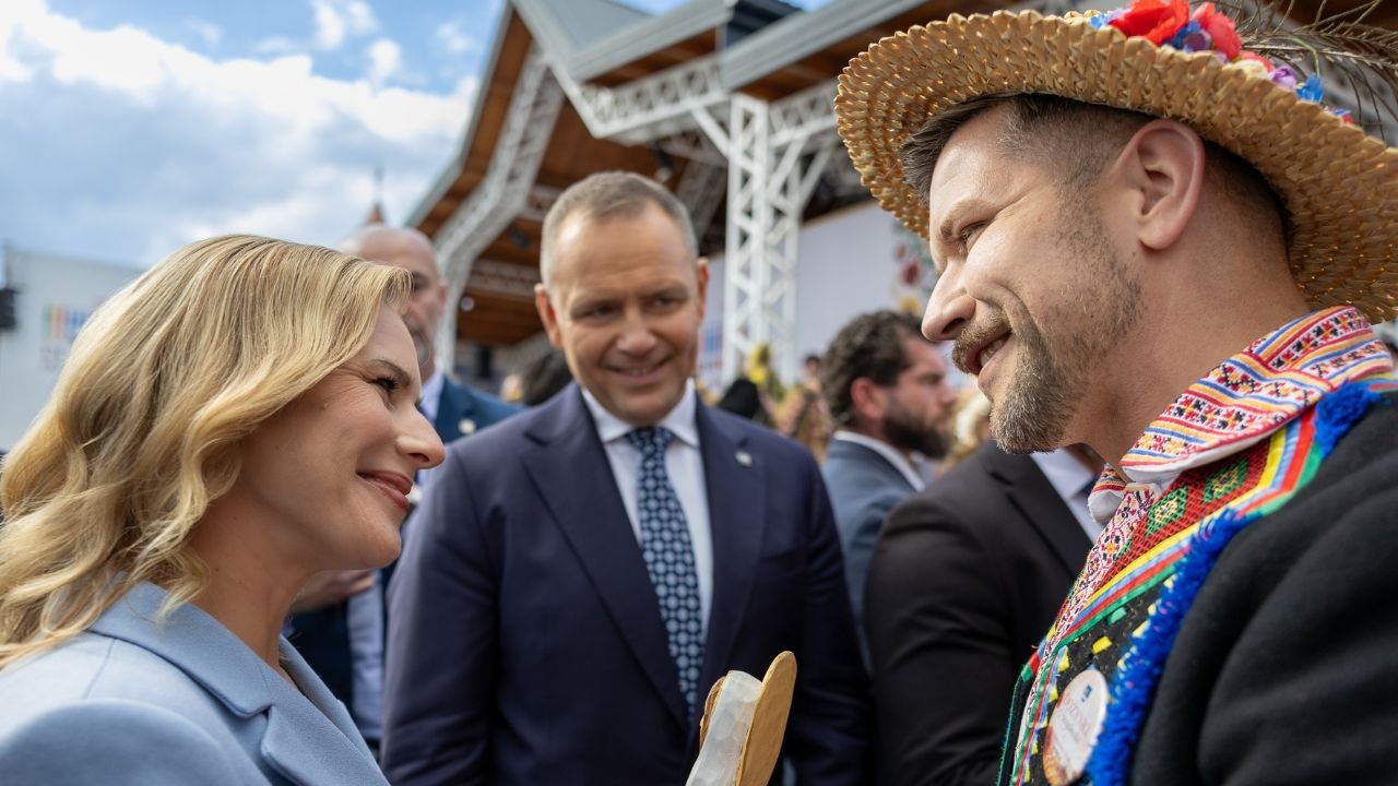 Nawroccy zabrali syna na dożynki. Nastolatek skradł show, fani patrzą na jeden szczegół [zdjęcia]