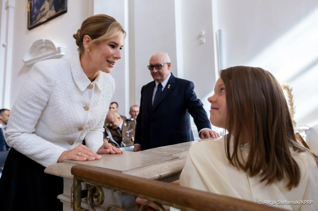 marta nawrocka rozmawia z dziewczynką
