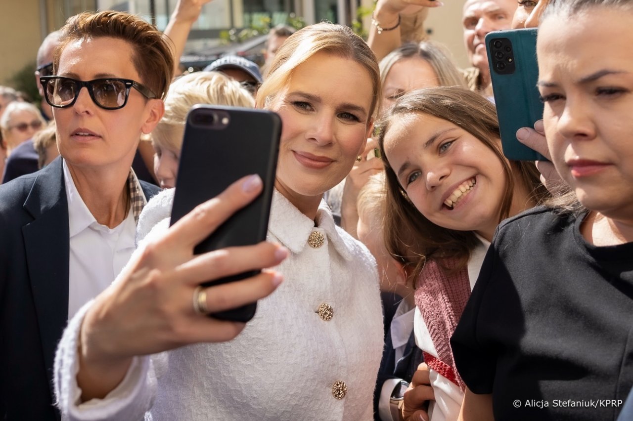marta nawrocka robi selfie z dziewczynką