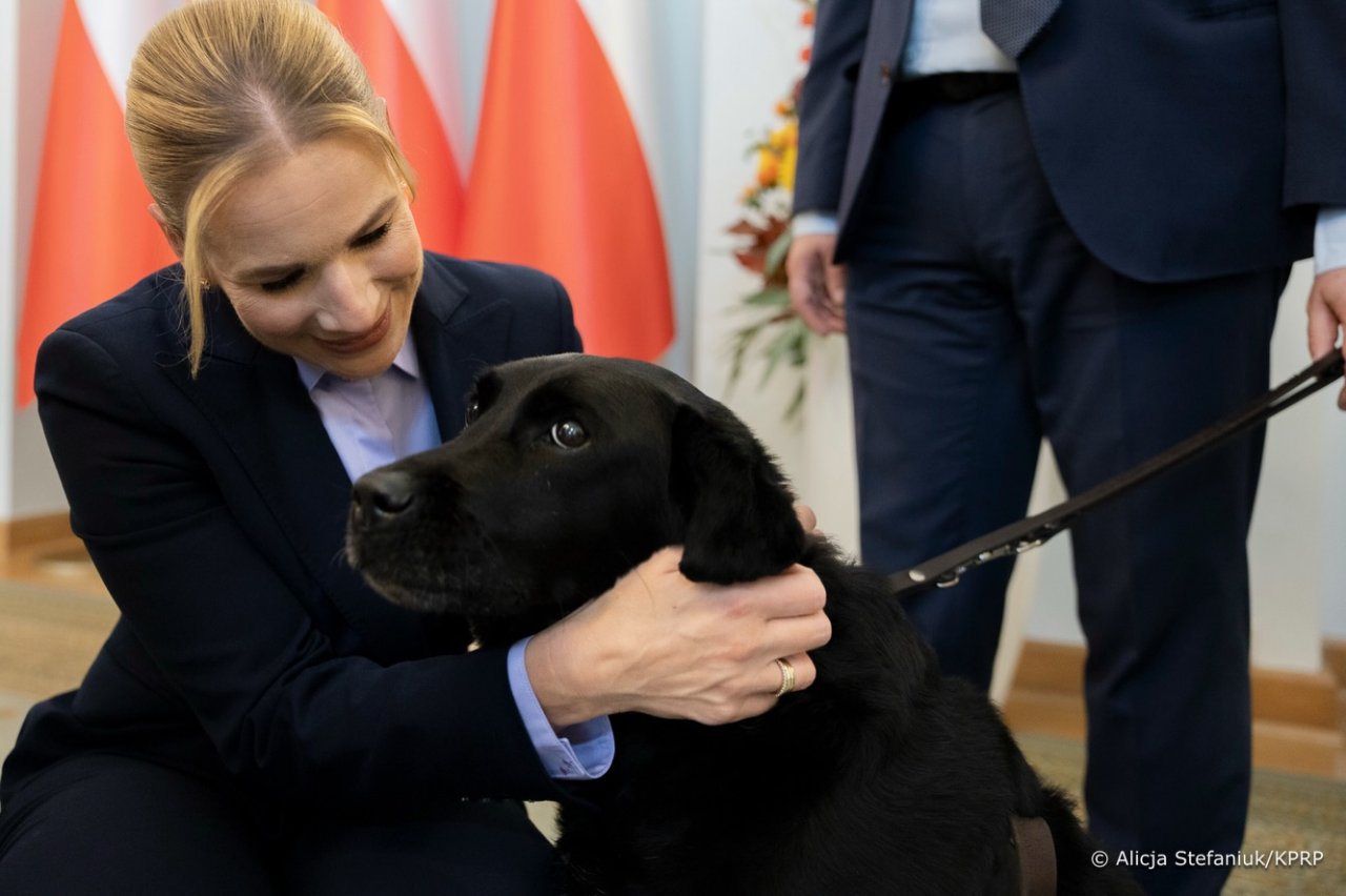 marta nawrocka z czarnym psem