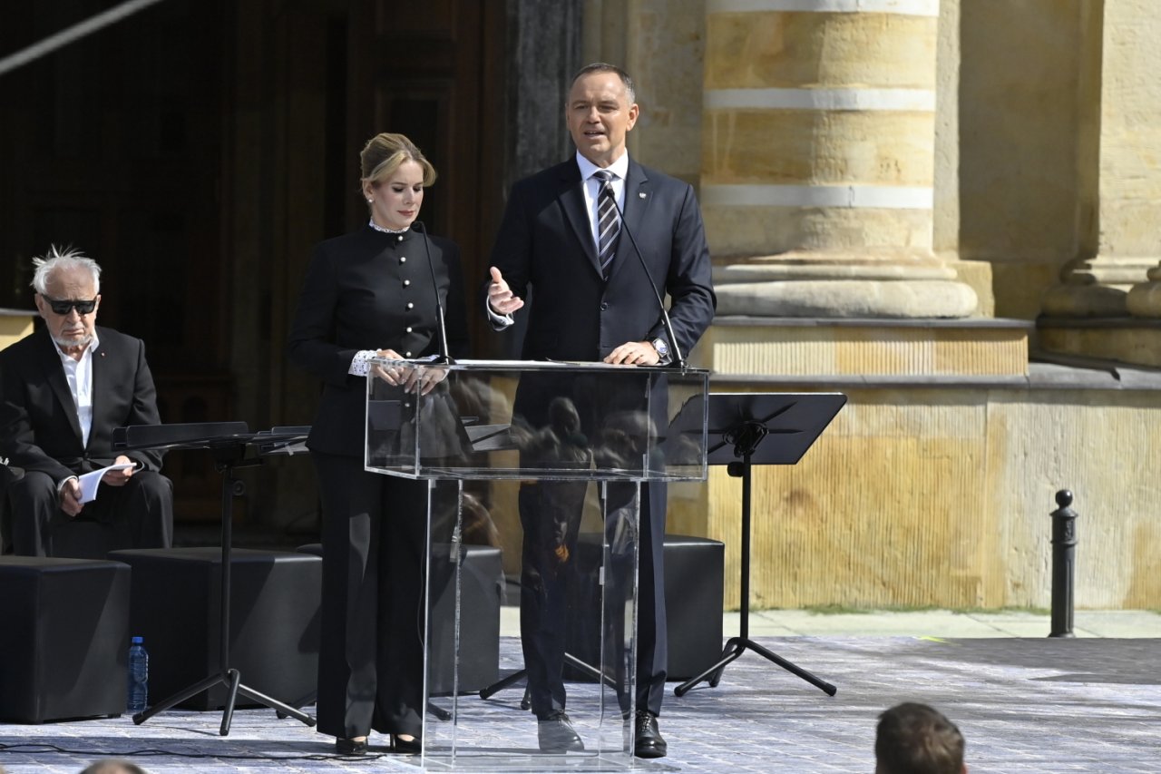 marta i karol nawroccy w czarnych stylizacjach