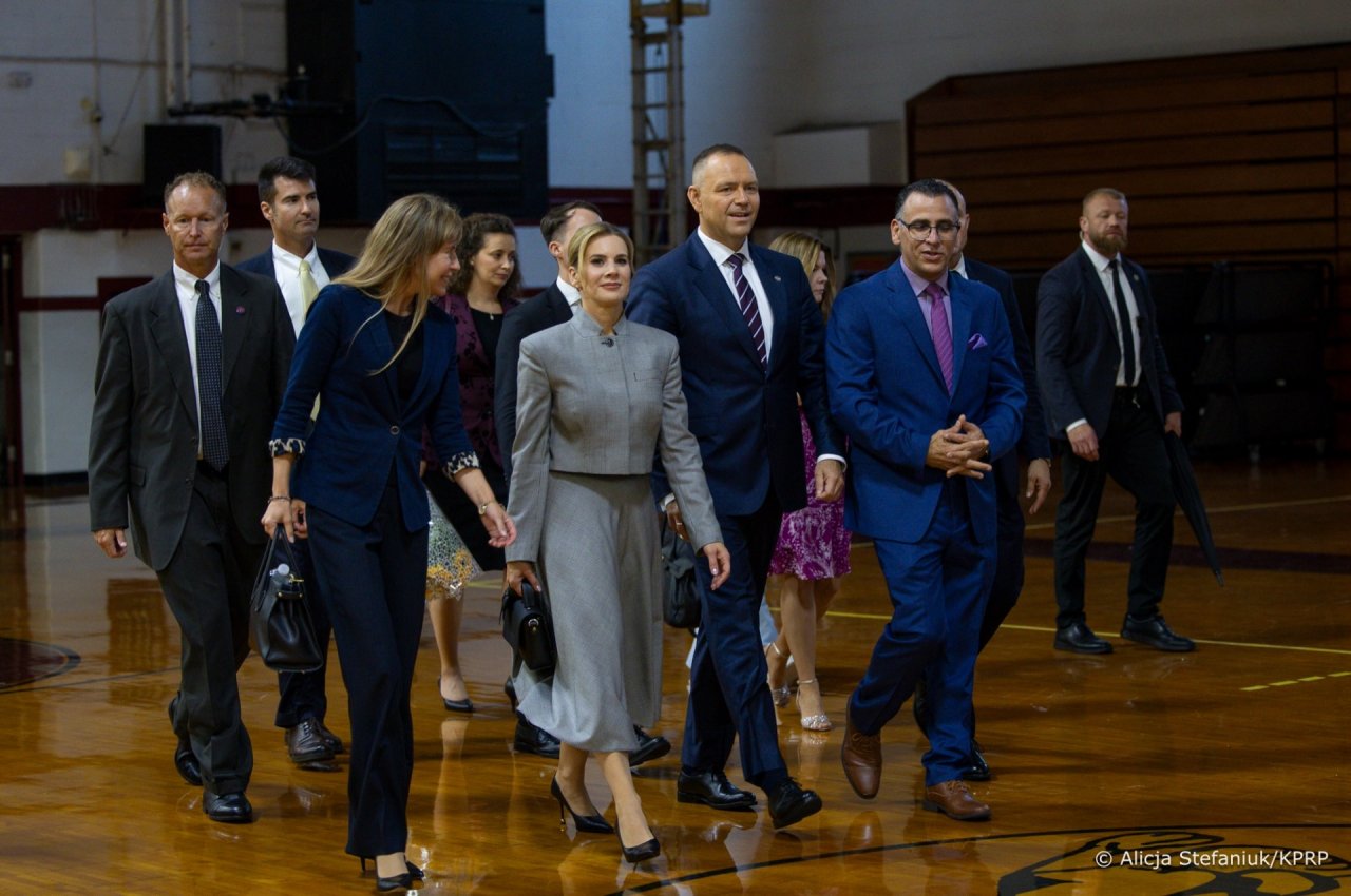 marta nawrocka w szarym komplecie w usa