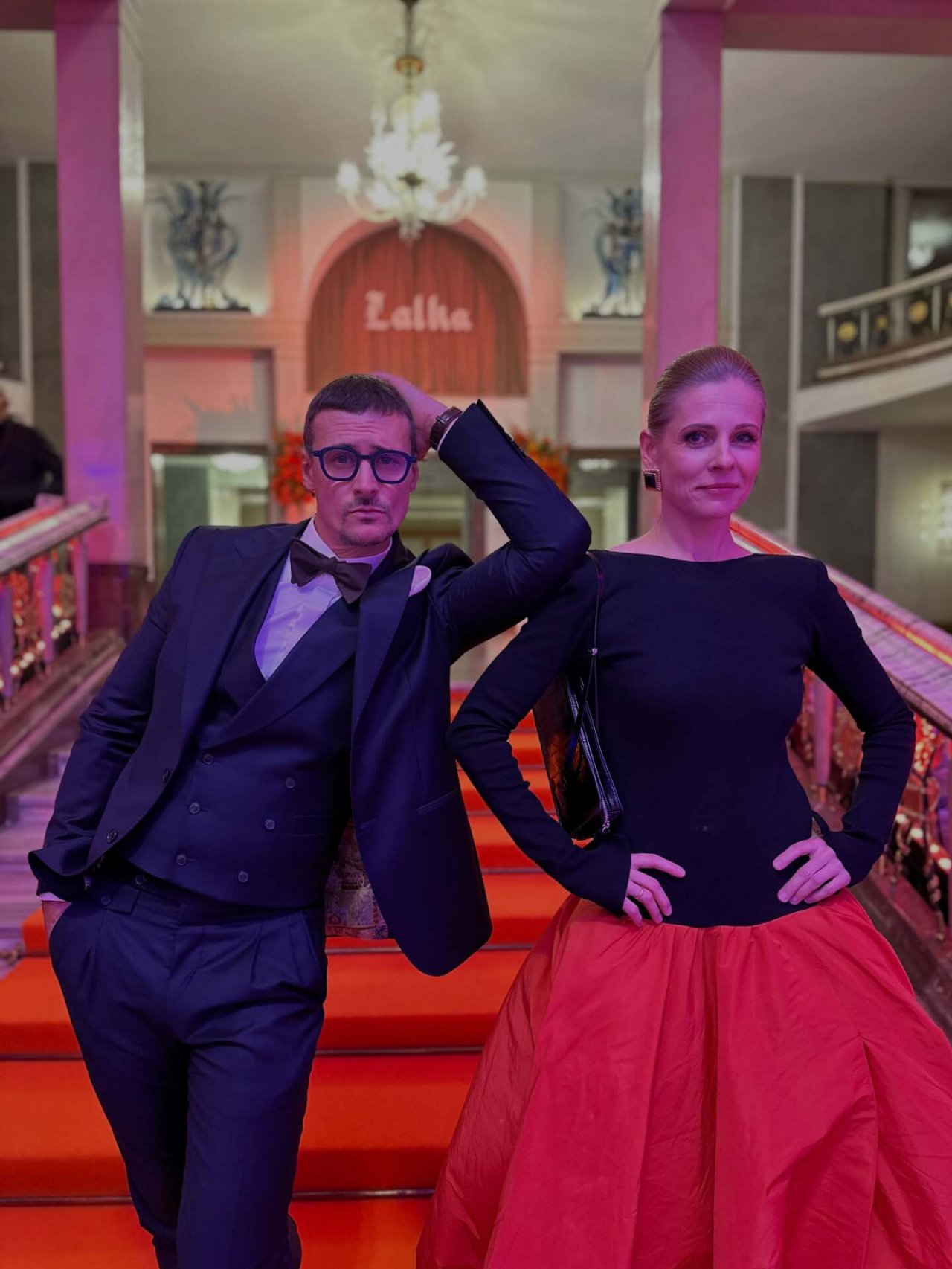 mateusz damięcki z żoną w eleganckich strojach