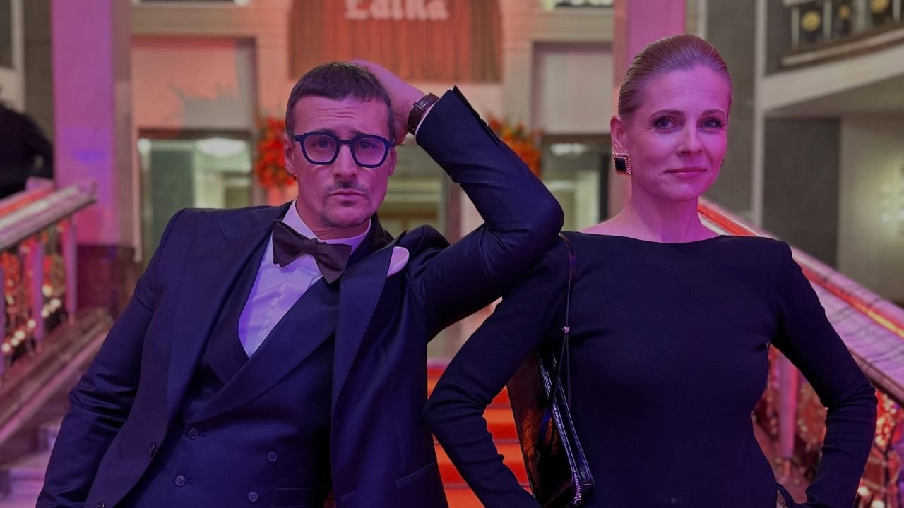 Mateusz Damięcki z żoną zrobili furorę na premierze "Lalki". Niezwykły widok [zdjęcia]