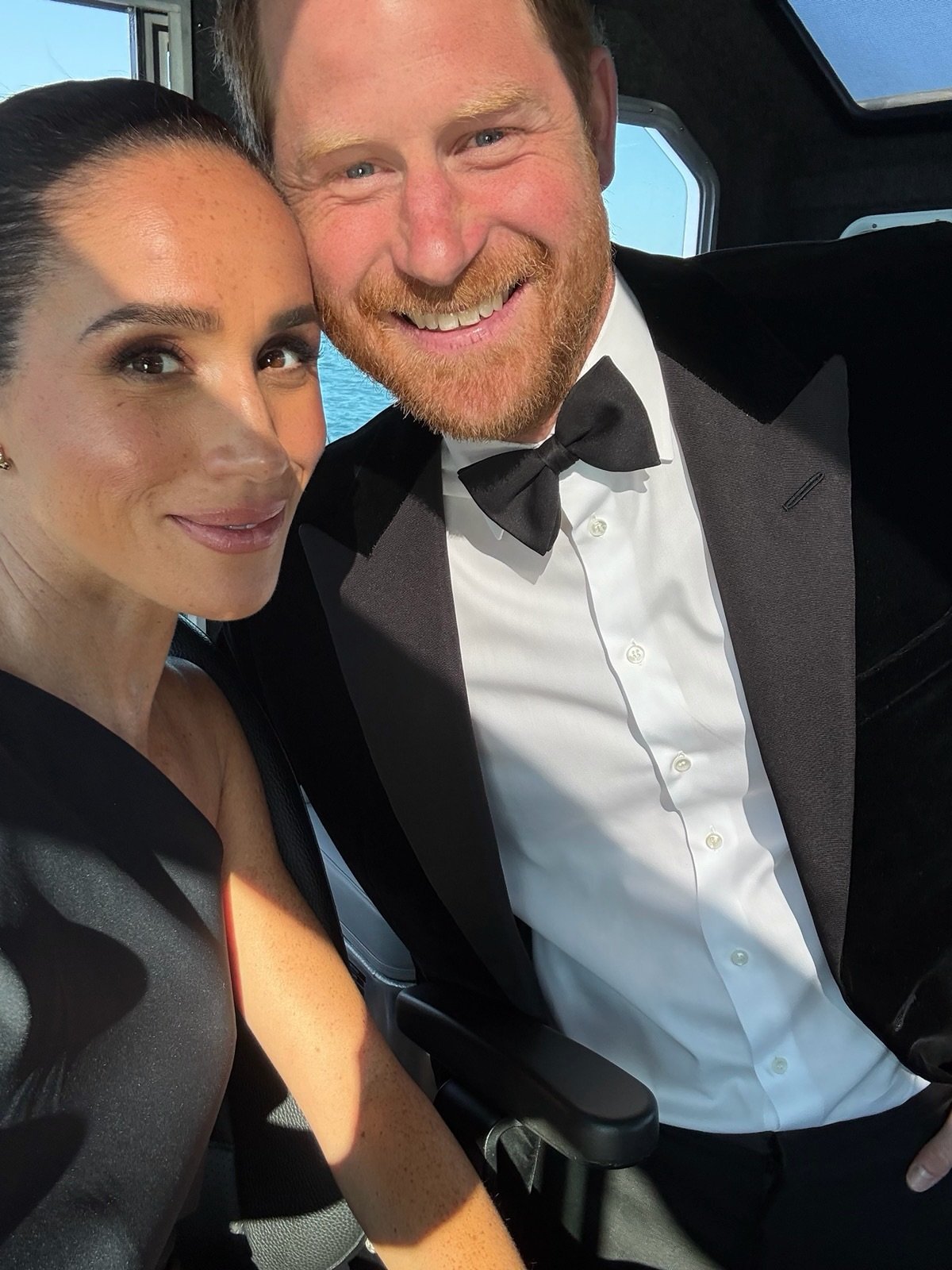 meghan markle i książę harry w strojach wieczorowych