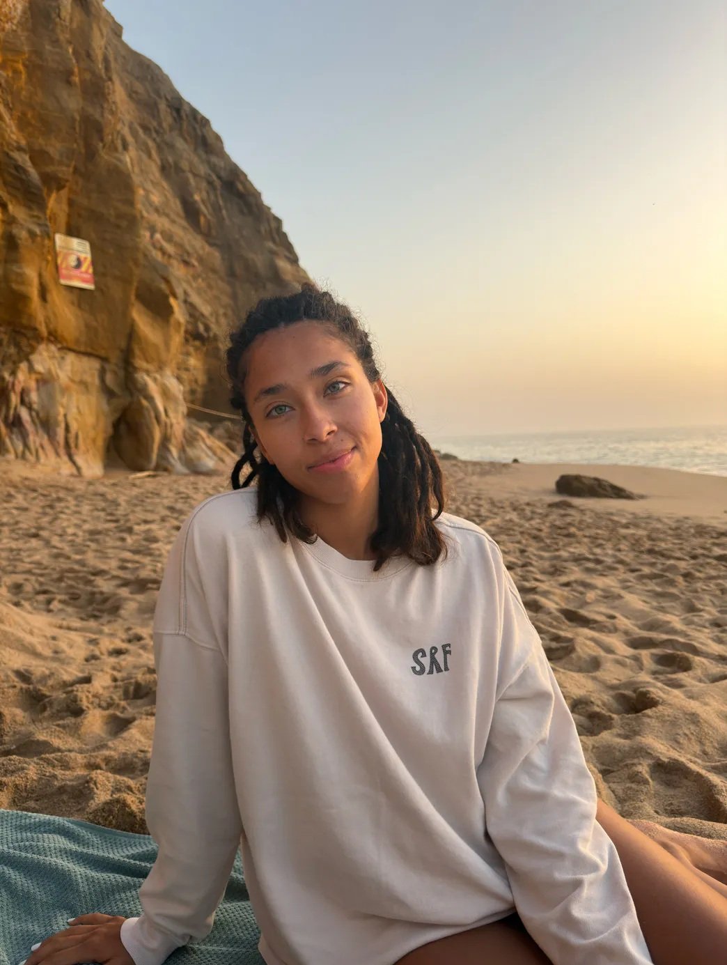 vanessa mensah w szarej bluzie na plaży