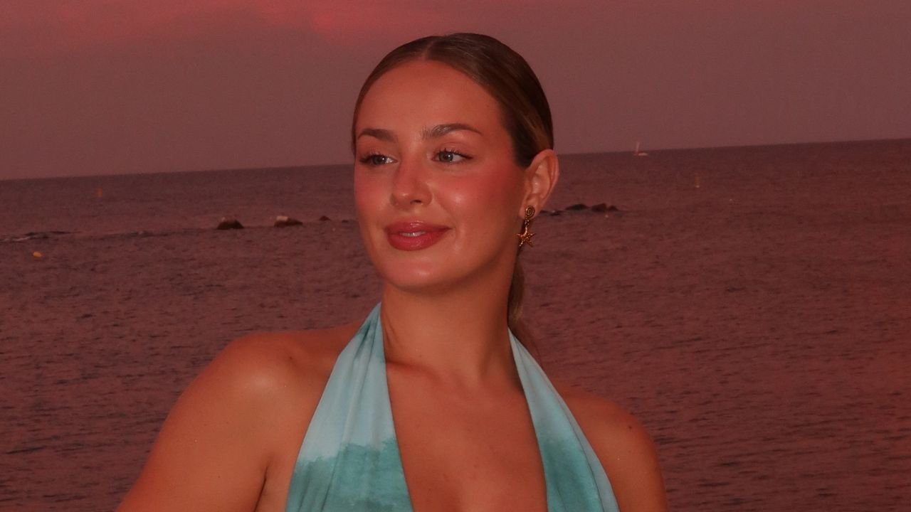 Wiktoria Gąsiewska wypięła rozgogolony dekolt na tle morza. Fani są zachwyceni nowymi ujęciami aktorki [zdjęcia]