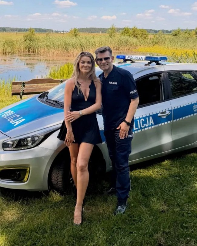 zenek martyniuk przy radiowozie w mundurze