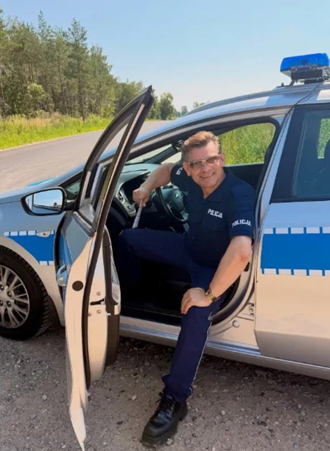 zenek martyniuk wychyla się z radiowozu