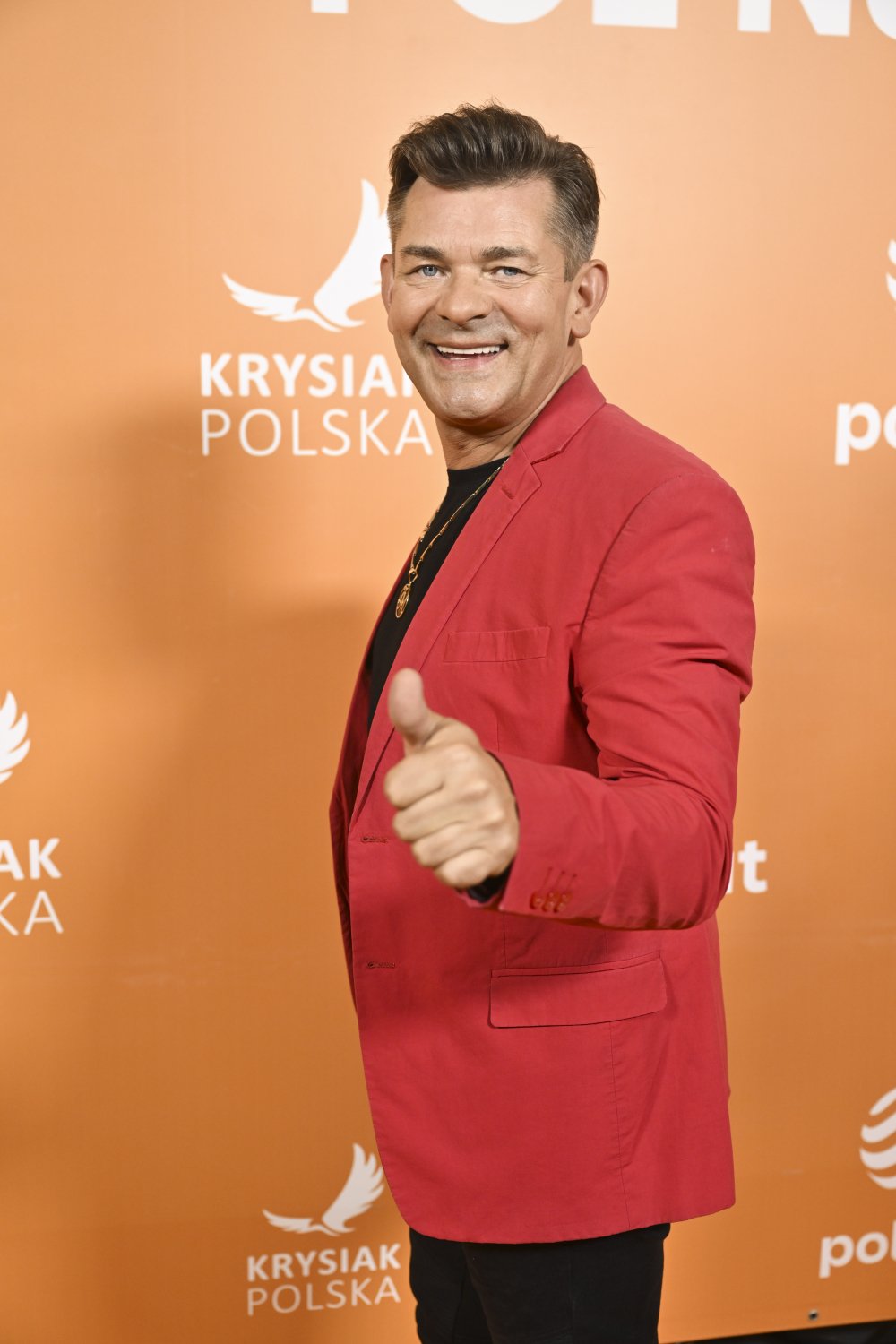 zenon martyniuk w czerwonej marynarce