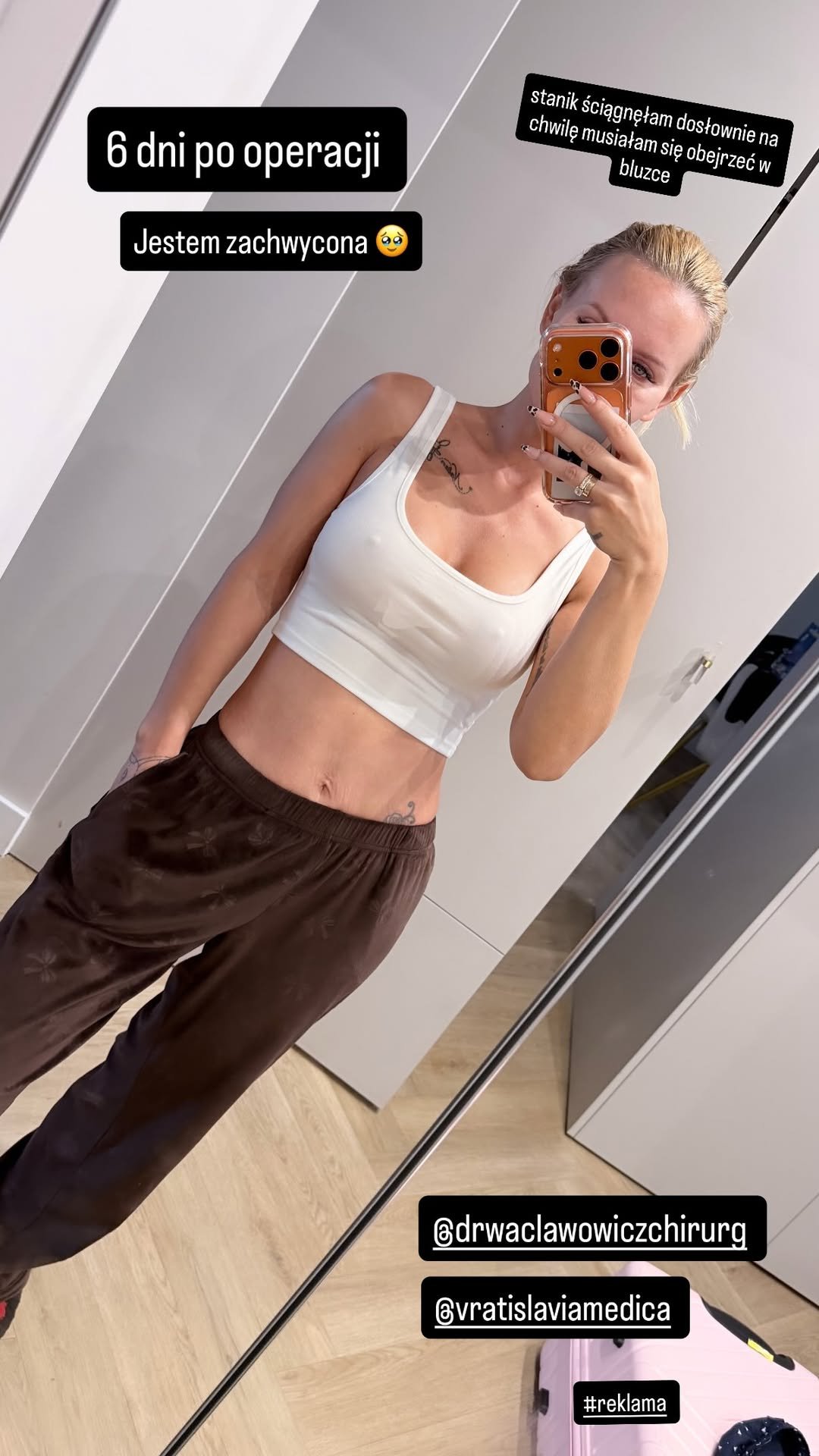 mała ania robi selfie w lustrze