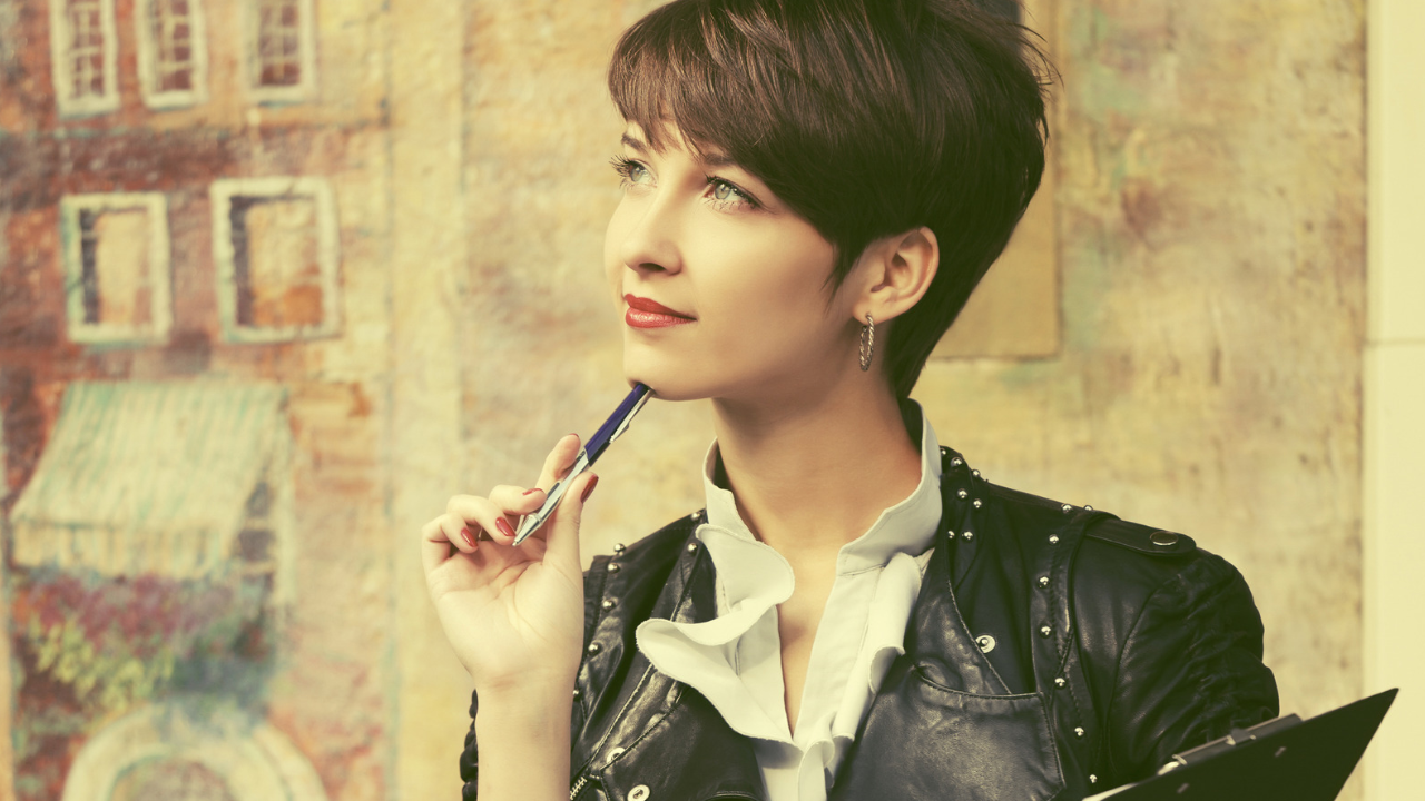 kobieta w pixie cut w skórzanej ramonezce