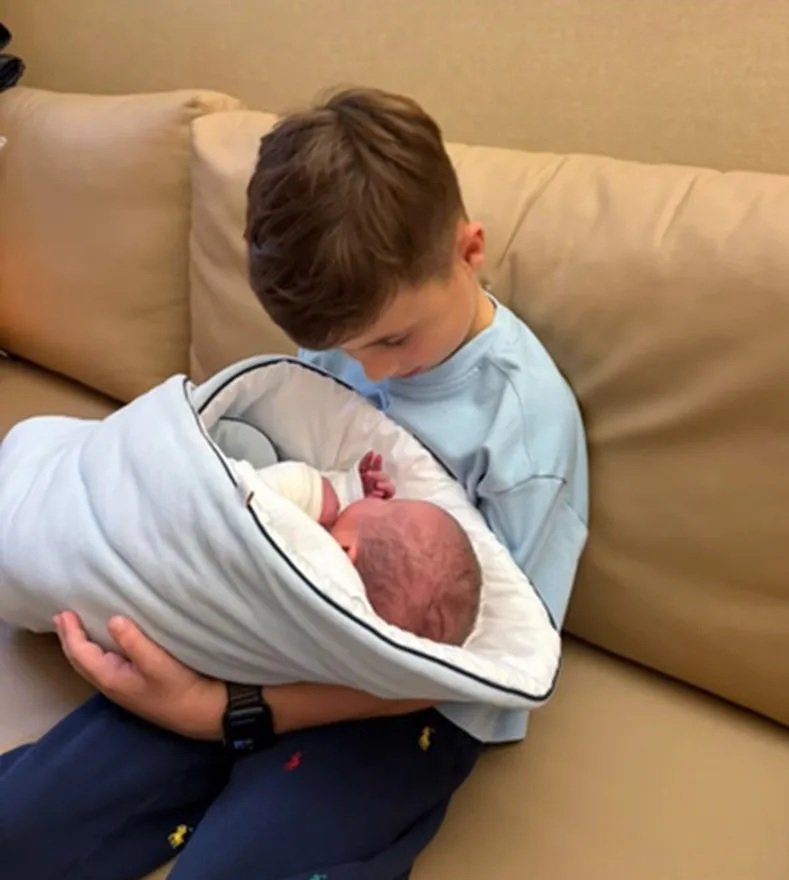 syn izabeli janachowskiej trzyma dziecko