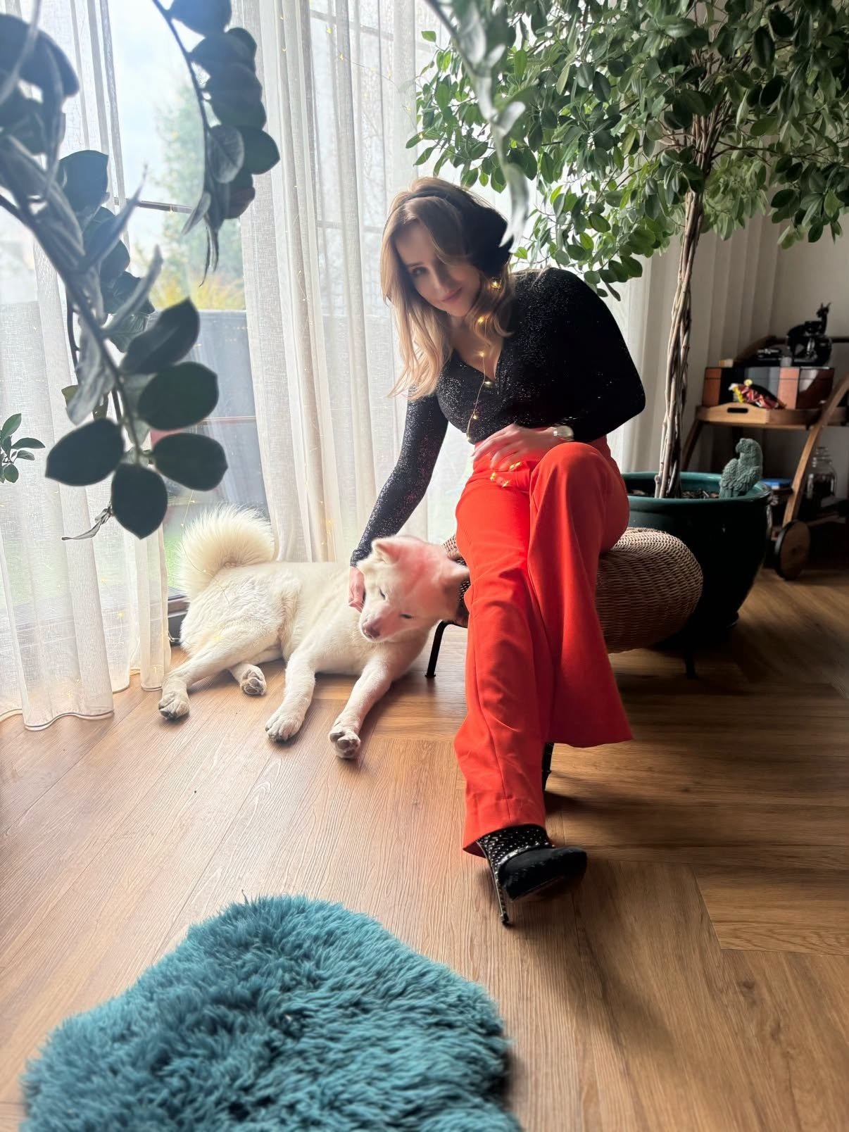 joanna borysewicz w czerwonych spodniachh ic arnej bluzce