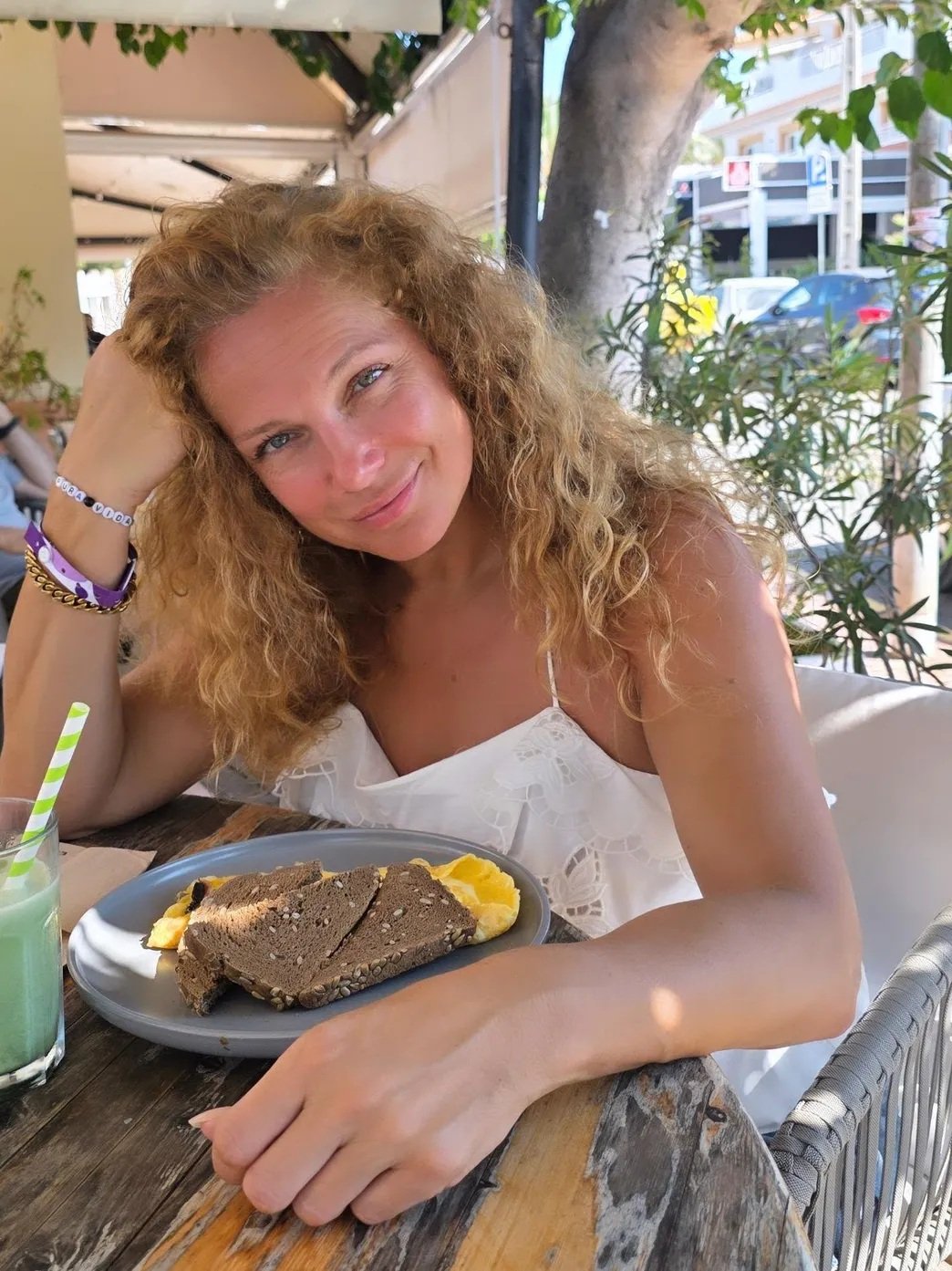 joanna liszowska w białej sukience