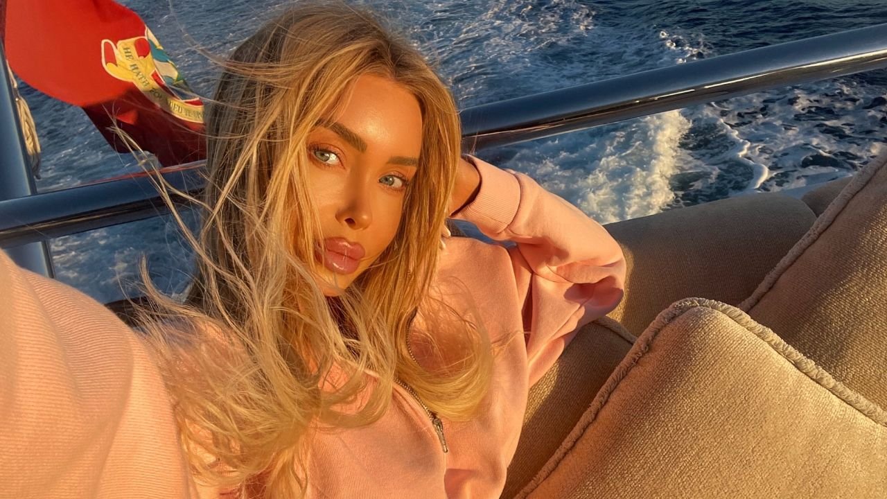 Szczęka opada! Julia Dybowska pręży ultraszczupłe ciało w luksusach. Fani patrzą tylko na jej nogi [zdjęcia]