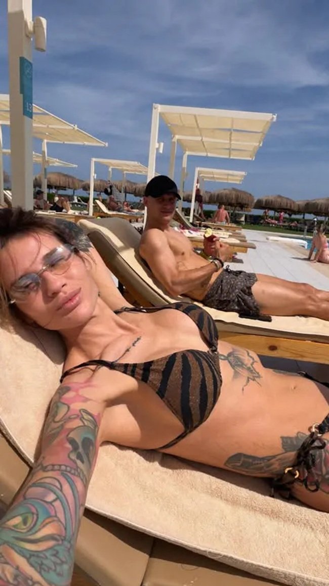 karolina gilon w kusym opalaczu